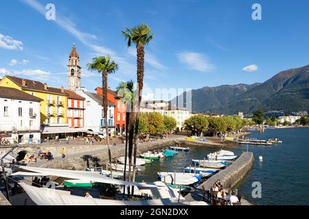 Schweiz, Ascona, 1. September 20. Blick auf die Uferpromenade mit farbenfrohen Gebäuden und Palmen Stockfoto