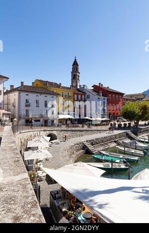 Schweiz, Ascona, 1. September 20. Blick auf die Uferpromenade mit farbenfrohen Gebäuden Stockfoto