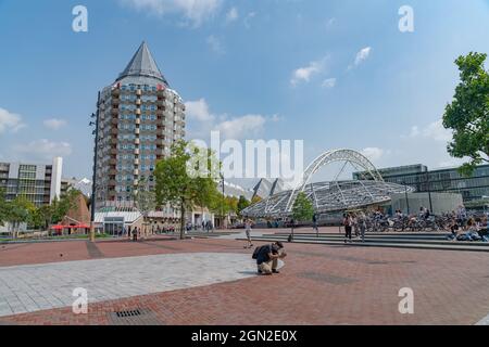 Rotterdam Niederlande - August 22 2021; Stadtlandschaft offen gepflasterten Raum neben Rotterdam Markthalle mit Touristen hocken Foto auf m Stockfoto