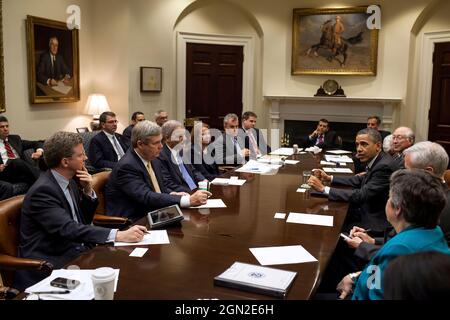 Präsident Barack Obama kommt zu einem Treffen mit Kabinettsmitgliedern im Roosevelt-Raum des Weißen Hauses, 26. April 2012. Im Uhrzeigersinn vom Präsidenten sitzend: Handelsminister John Bryson; Sekretärin für Heimatschutz Janet Napolitano; Sekretär für Wohnungsbau und Stadtentwicklung Shaun Donovan; Landwirtschaftsminister Tom Vilsack; Generalstaatsanwalt Eric H. Holder, Jr.; Administrator Karen Mills, Small Business Administration; Jeff Völker, Amt für Management und Budget amtierender Direktor; Direktor für Kommunikation Dan Pfeiffer; Senior Advisor David Plouffe; Mark Childress, stellvertretender Stabschef von Pla Stockfoto