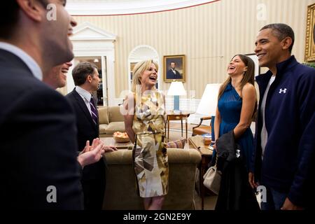 Präsident Barack Obama begrüßt Mitglieder der Sitcom „Modern Family“ von ABC, darunter Julie Bowen, Mitte, und Sofia Vergara, rechts, Im Oval Office, Samstag, 28. April 2012. Die Gruppe war in der Stadt, um am Abendessen der Korrespondenten des Weißen Hauses teilzunehmen. (Offizielles Foto des Weißen Hauses von Pete Souza) Dieses offizielle Foto des Weißen Hauses wird nur zur Veröffentlichung durch Nachrichtenorganisationen und/oder zum persönlichen Druck durch die Betreffzeile(en) des Fotos zur Verfügung gestellt. Das Foto darf in keiner Weise manipuliert werden und darf nicht in kommerziellen oder politischen Materialien, Werbung oder E-Mails verwendet werden Stockfoto