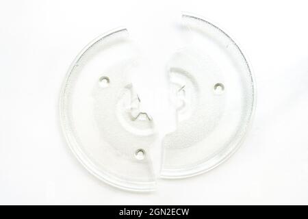 Gebrochenes Glas hitzebeständige runde Platte auf weißem Hintergrund, flache Lay-Schablone. Stockfoto