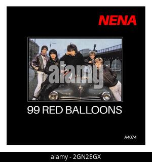 SWINDON, UK - 17. SEPTEMBER 2021: 99 Red Balloons retro Vinyl Cover der 45rpm Platte von Nena auf dem Epic Labwl auf weißem Hintergrund Stockfoto