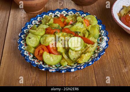 Turlu - türkische Ratatouille, Eintopf sind in der Regel Zucchinis, Auberginen, Zwiebeln, Okra, grüne Bohnen, Und Kartoffeln. Stockfoto