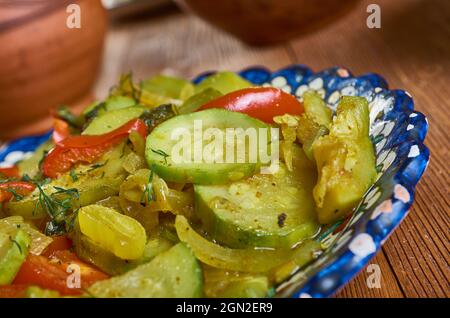 Turlu - türkische Ratatouille, Eintopf sind in der Regel Zucchinis, Auberginen, Zwiebeln, Okra, grüne Bohnen, Und Kartoffeln. Stockfoto