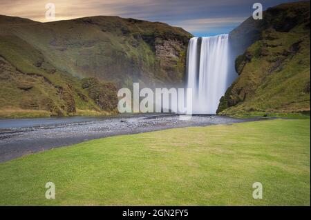 ISLAND, GESAMTANSICHT DES SKOGAFOSS WASSERFALLS IN LANGZEITBELICHTUNG Stockfoto