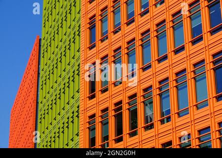 Farbenfrohe Gebäude im Zentrum von St. Giles, die von Renzo Piano in der Shaftesbury Ave und High Holborn in London, England, entworfen wurden Stockfoto