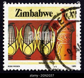 SIMBABWE - UM 1985: Eine in Simbabwe gedruckte Marke zeigt Mais, Landwirtschaft, um 1985 Stockfoto