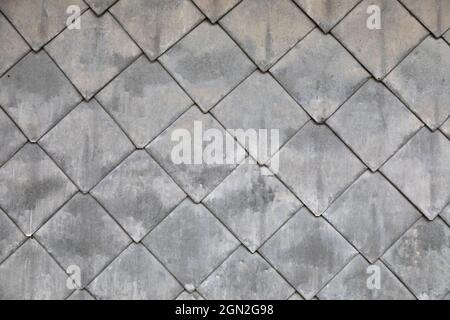 Blechfliesen an der Fassade eines Hauses in einem Schweizer Bergdorf Stockfoto