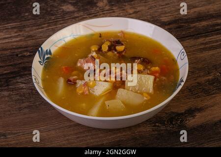 PEA-Suppe mit geräucherten Schweinebrippen Stockfoto