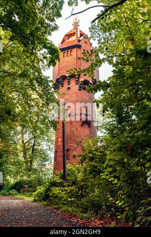 Blick auf den historischen Wasserturm mit einer auf dem Dach montierten Telekommunikationsantenne. Der Wasserturm diente den Bewohnern des Bergbauguts Stockfoto