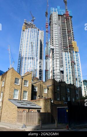 Eine Reihe viktorianischer Backsteinhäuser auf einer Terrasse, die von der Sanierung der neun Ulmen SW8 london england, Großbritannien, überschattet wird Stockfoto