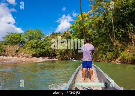 Ein panamaischer Mann fährt in einem Ausgestopfkanu nach Rio Pequeni, Chagres Nationalpark, Republik Panama, Mittelamerika. Stockfoto