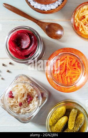 Probiotische Lebensmittel. Fermentierte Lebensmittel. Sauerkraut, Karotten, Gurken und andere Konfitüren aus der Dose in Gläsern. Hausgemachte vegane Küche Stockfoto