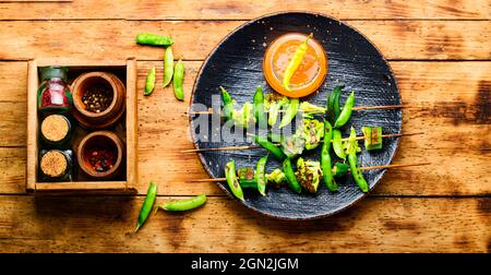 Gemüsekebab mit Brokkoli, grünen Erbsen und Okra.geröstetes Gemüse auf Stick.Diät-Kebab Stockfoto