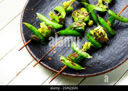 Gemüsekebab mit Brokkoli, grünen Erbsen und Okra.geröstetes Gemüse auf einem Spieß Stockfoto