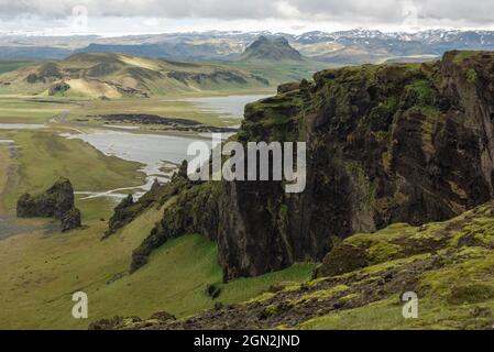 Isländische Landschaft mit vulkanischem Lava ridge, Gletscher, Berge, grüne Gras. Vik, Island Stockfoto