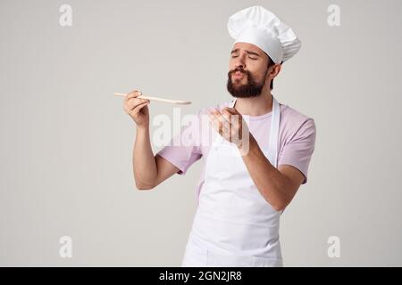 Männlicher Koch in einem Vorfeldrestaurant mit professioneller Küche Stockfoto