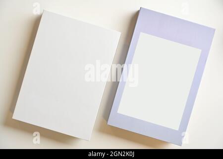 Zwei Hardcover-Stile, jeweils mit einem Leerzeichen für Ihren Text oder Ihr Design, der auf einem weißen Hintergrund angezeigt wird, einschließlich eines Beschneidungspfades. Draufsicht Stockfoto