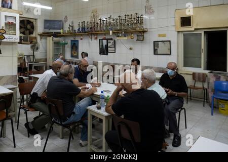 Palästinensische Männer spielen in einem Kaffeehaus in der Altstadt des muslimischen Viertels in Ostjerusalem Karten Stockfoto