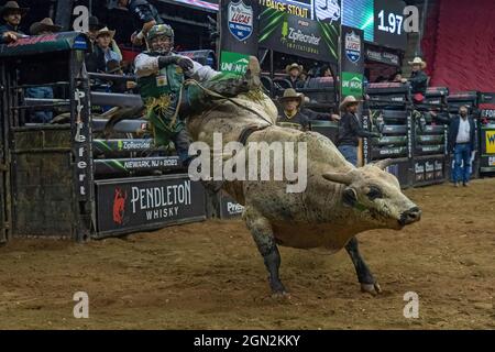 Newark, Usa. September 2021. Andrew Alvidrez reitet Caddyshack während des Professional Bull Riders 2021 Unleash the Beast Events im Prudential Center in Newark. Kredit: SOPA Images Limited/Alamy Live Nachrichten Stockfoto