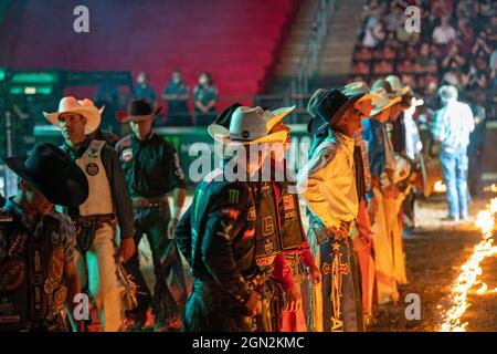 Newark, Usa. September 2021. Riders Walk während der Eröffnungszeremonie der Professional Bull Riders 2021 Unleash the Beast Veranstaltung im Prudential Center in Newark. Kredit: SOPA Images Limited/Alamy Live Nachrichten Stockfoto