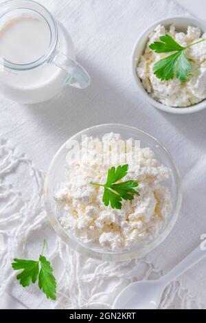 Milchprodukt - Quark oder Quark, Quark in einer Schüssel und Milch auf weißem Hintergrund Stockfoto