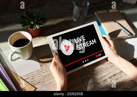 Live Stream übertragen oder Video und Audio über das Internet empfangen. Digitales Marketing und Werbung Konzept Stockfoto