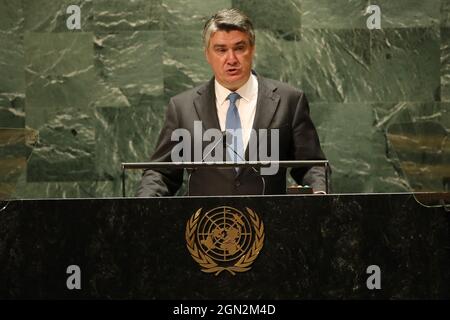 NEW YORK, NEW YORK - 21. SEPTEMBER: Der kroatische Präsident Zoran Milanović spricht während des jährlichen Treffens in New York City zur 76. Sitzung der Generalversammlung der Vereinten Nationen (UNGA) am 21. September 2021 in New York City. Die diesjährige Veranstaltung, die aufgrund der Covid-19-Beschränkungen verkürzt wurde, wird die globalen Probleme des Niederwerssens der Covid-19-Pandemie und der Wiederbelebung der globalen Wirtschaft nach der Pandemie beleuchten. Foto von Spencer Platt/Pool/ABACAPRESS.COM Stockfoto