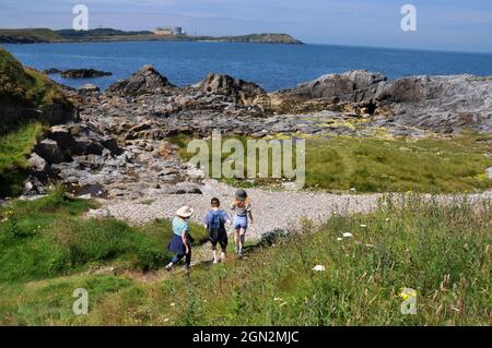 Familie spielt in Cemaes Bay, Anglesey, in der Nähe von Cemaes, dem schönsten Dorf der Insel Stockfoto