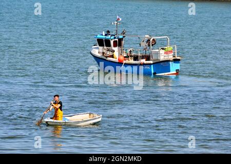 Fischerboot und Dingy in Cemaes Bay, Anglesey, in der Nähe von Cemaes, dem schönsten Dorf der Insel Stockfoto