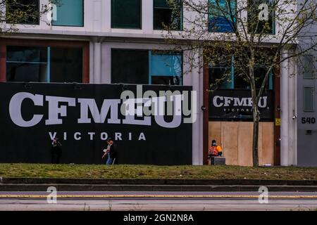 Melbourne, Australien, 21/09/2021, Hauptquartier der CFMEU (Construction, Forestry, Maritime, Mining and Energy Union) ist während der Demonstration abgebildet.Gestern um 5-6 Uhr fand an der Ecke Victoria Street und Elizabeth Street im Geschäftsviertel von Melbourne eine Fortsetzung des Pattsituation zwischen der Victoria Police und den Demonstranten der Bauindustrie statt. Die Arbeiter protestieren gegen die obligatorische Impfung der Industriemitglieder sowie gegen die 2-wöchige Sperrung der gesamten Industrie durch die viktorianische Regierung. Rund 500 starke Polizisten mit Anti-Riot-Einheit und bestiegen (Pferd) Einheit zusammen mit gen Stockfoto