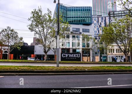 Das Hauptquartier der CFMEU (Construction, Forestry, Maritime, Mining and Energy Union) ist während der Demonstration abgebildet.Gestern um 5-6 Uhr fand an der Ecke Victoria Street und Elizabeth Street im Geschäftsviertel von Melbourne eine Fortsetzung des Pattsituation zwischen der Victoria Police und den Demonstranten der Bauindustrie statt. Die Arbeiter protestieren gegen die obligatorische Impfung der Industriemitglieder sowie gegen die 2-wöchige Sperrung der gesamten Industrie durch die viktorianische Regierung. Rund 500 starke Polizisten mit Anti-Riot-Einheit und bestiegen (Pferd) Einheit zusammen mit der allgemeinen Polizei kamen, um die zu vergelten Stockfoto