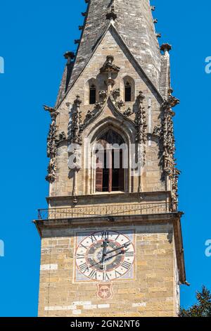 Gotischer Glockenturm der Kirche der Heiligen Santi Quirico und Giulitta. Termèno an der Weinstraße, autonome Provinz Bozen, Trentino-Alto Adi Stockfoto