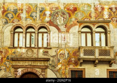 Fresken an der Fassade eines historischen Gebäudes in der Via Rodolfo Bellenzani in Trient. Trient, autonome Provinz Trient, Trentino-Südtirol, Italien, Stockfoto