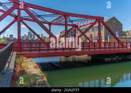 Blick auf die Skyline der Stadt und die Bascule Bridge im Shadwell Basin, Wapping, London, England, Großbritannien, Europa Stockfoto