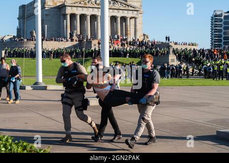 Demonstranten versammeln sich am Schrein des Gedenkens, einem Kriegsdenkmal an der St Kilda Road, Melbourne, Australien, während der Schließung von tod Stockfoto