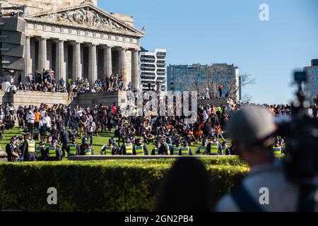 Demonstranten versammeln sich am Schrein des Gedenkens, einem Kriegsdenkmal an der St Kilda Road, Melbourne, Australien, während der Schließung von tod Stockfoto