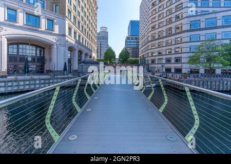 Ansicht der Fußgängerbrücke in Canary Wharf, Docklands, London, England, Vereinigtes Königreich, Europa Stockfoto