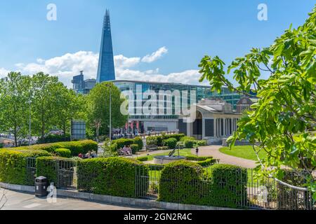 Blick auf den Shard und den Trinity Square Garden, London, England, Großbritannien, Europa Stockfoto