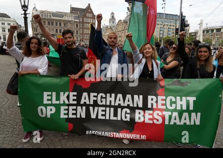 Hunderte Afghanen, die in den Niederlanden leben, protestieren gegen die Besetzung Afghanistans durch die Taliban Stockfoto