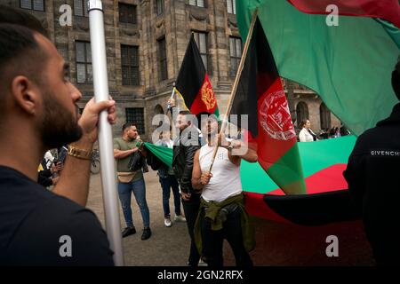 Hunderte Afghanen, die in den Niederlanden leben, protestieren gegen die Besetzung Afghanistans durch die Taliban Stockfoto