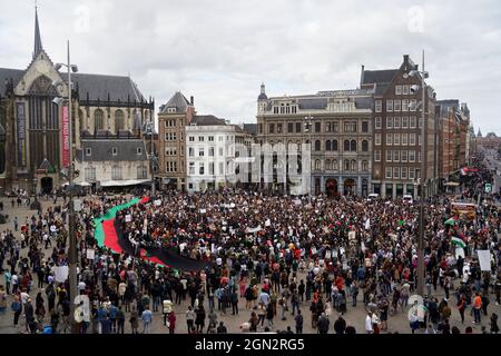 Hunderte Afghanen, die in den Niederlanden leben, protestieren gegen die Besetzung Afghanistans durch die Taliban Stockfoto