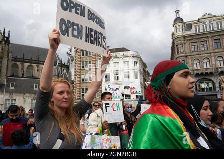 Hunderte Afghanen, die in den Niederlanden leben, protestieren gegen die Besetzung Afghanistans durch die Taliban Stockfoto