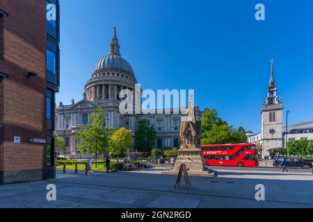 Blick auf die St. Paul's Cathedral und vorbei an rotem Bus, London, England, Großbritannien, Europa Stockfoto
