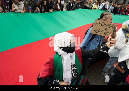 Hunderte Afghanen, die in den Niederlanden leben, protestieren gegen die Besetzung Afghanistans durch die Taliban Stockfoto