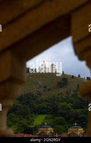 Heiliger Berg in Mikulov. Blick über das Geländer von der Burgtreppe. Stockfoto