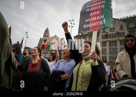 Hunderte Afghanen, die in den Niederlanden leben, protestieren gegen die Besetzung Afghanistans durch die Taliban Stockfoto