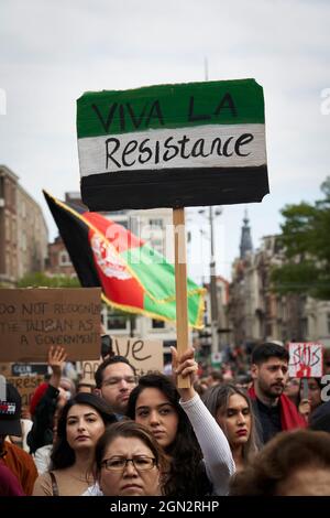 Hunderte Afghanen, die in den Niederlanden leben, protestieren gegen die Besetzung Afghanistans durch die Taliban Stockfoto