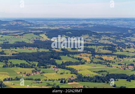 Idyllische Luftaufnahme vom Immenstaedter Horn um Immenstadt am Allgäu in Schwaben Stockfoto